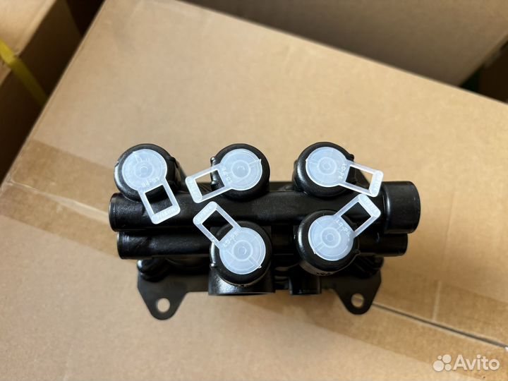 Кран стояночного тормоза MV3 5 отверстий