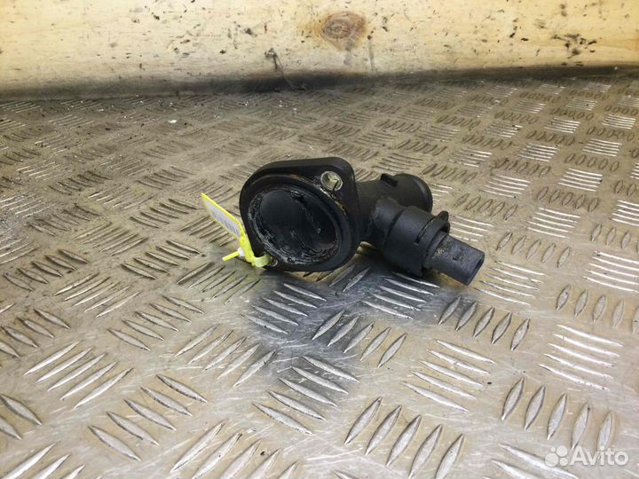 Фланец (тройник) системы охлаждения Volkswagen Pas