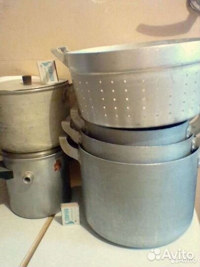 Кастрюли,ведро,кухонная утварь