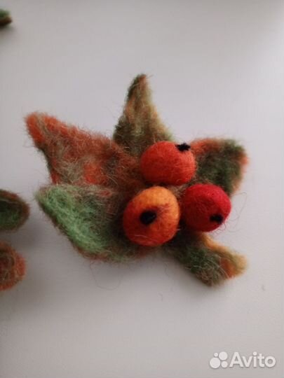 Брошь рябина валянием
