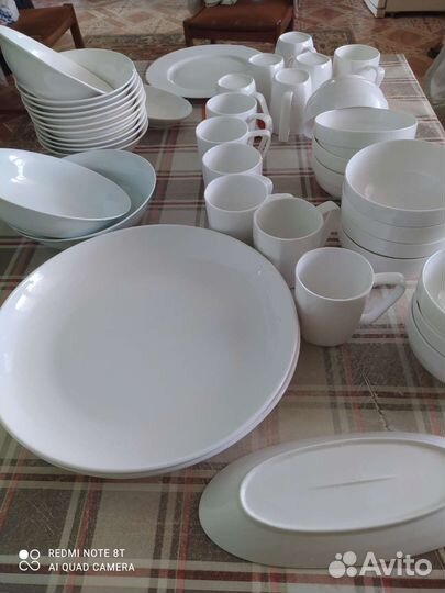 Фарфоровая посуда белая из 42 предметов