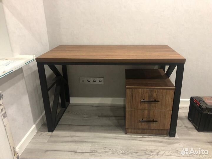 Компьютерный стол в стиле лофт