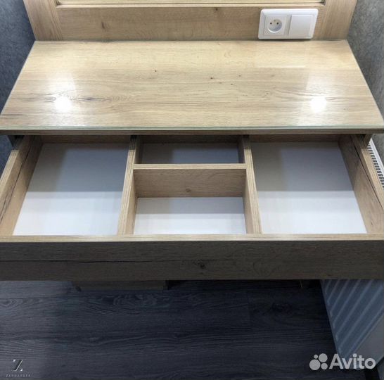 Туалетный столик для косметики с гримерным зеркало