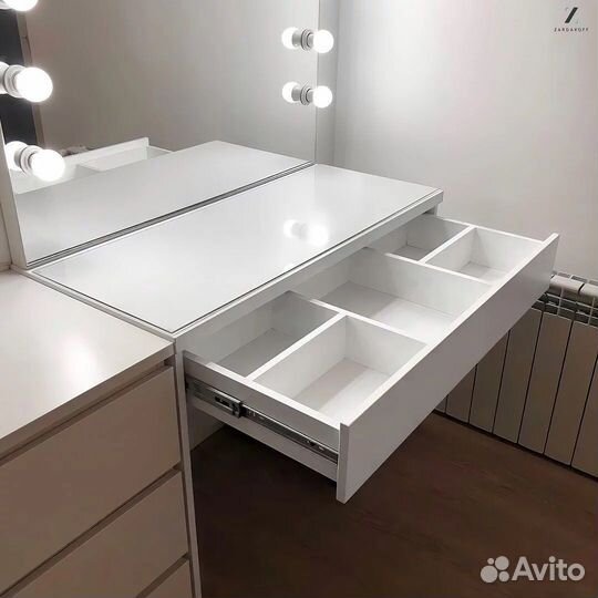 Гримёрный столик визажиста с гримёрным зеркалом