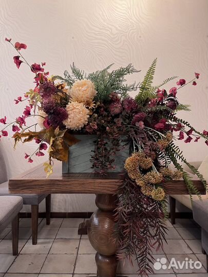 Композиция из искусственных цветов