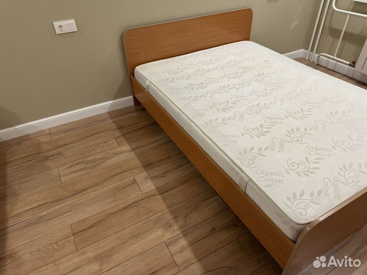 Кровать двухспальная с матрасом 140х200