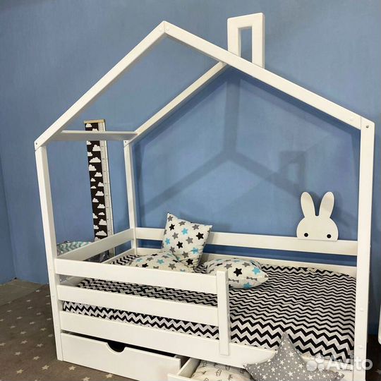 Детская односпальная кровать домик