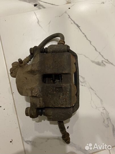 Суппорт передний левый mitsubishi colt 5