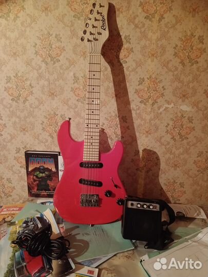 Электро- гитара с усилителем среднего размера