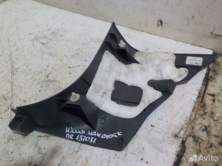 Накладка стойки передняя правая Toyota Hilux
