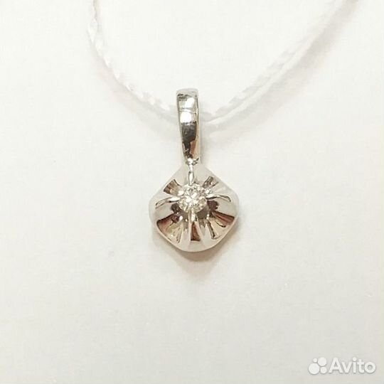 Золотая подвеска с камнем