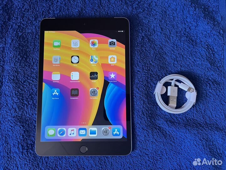 iPad mini третьего поколения + кабель
