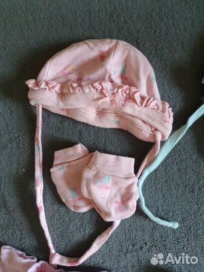 Чепчики, антицарапки и носки Mothercare