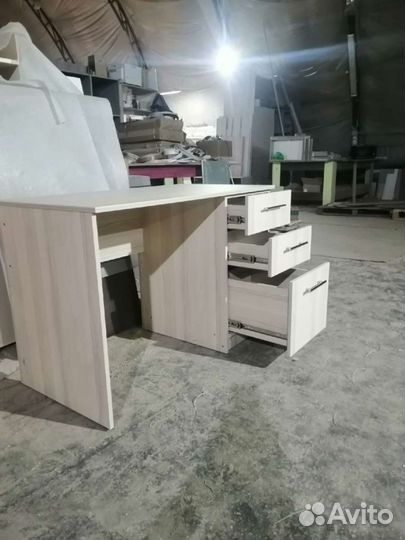 Письменный стол