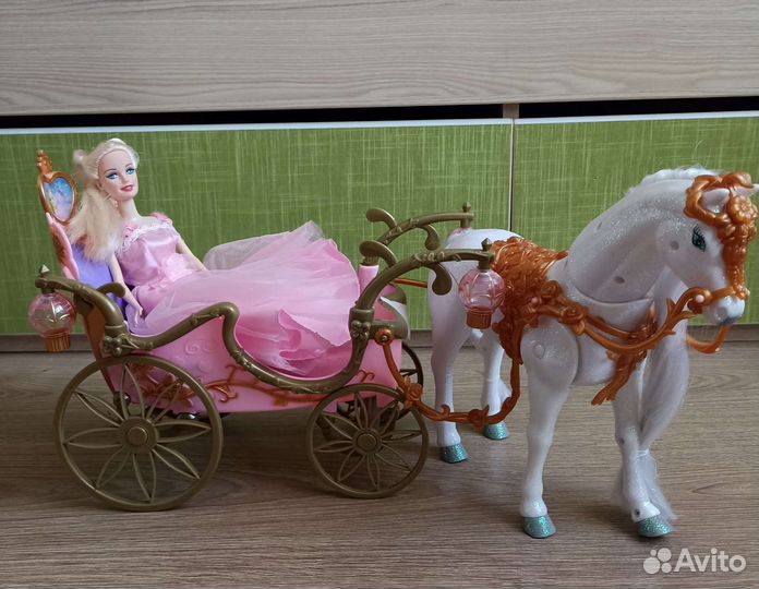 Карета с лошадью