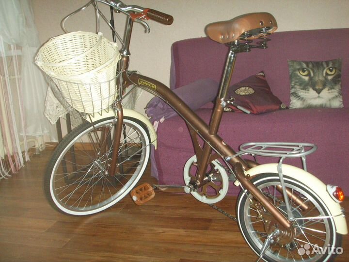 Стильный женский велосипед в ретро-стиле