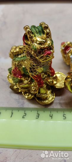 Сувенир фигурка Китайский дракон на монетах новый