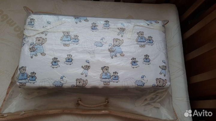 Детская кроватка с маятником