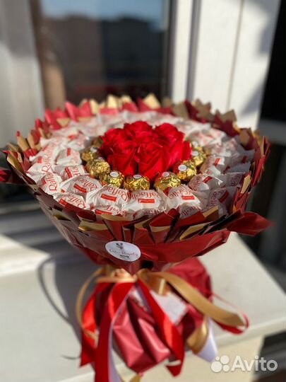 Сладкий букет из конфет Rafaello+ мыльные розы