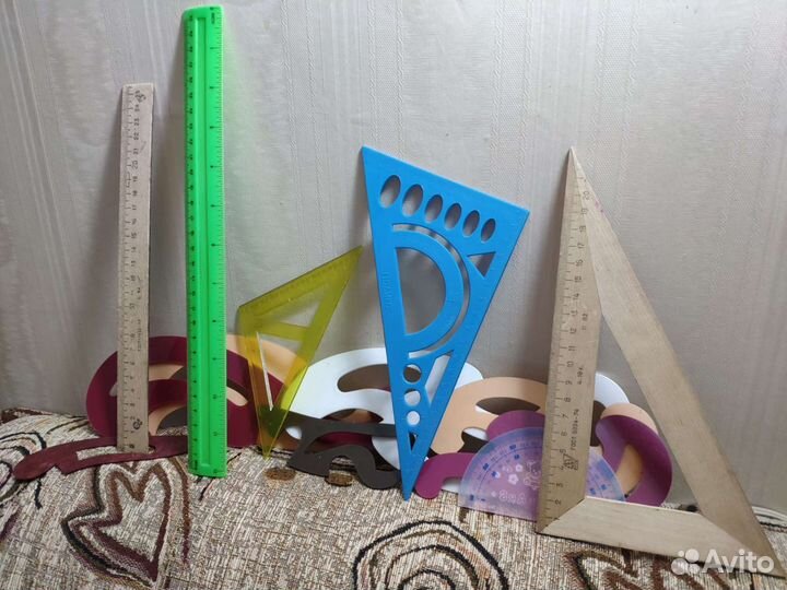 Лекала, линейки, трафареты, перья и другое