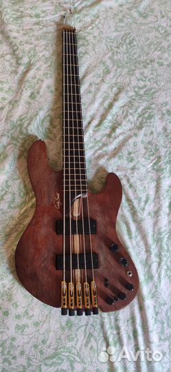 5 струнная бас гитара