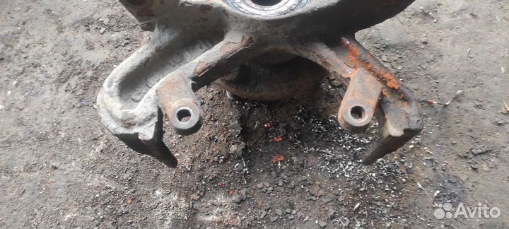 Форд фокус 1. Кулак поворотный левый