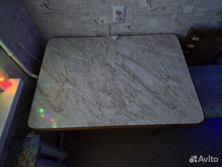 Кухонный стол