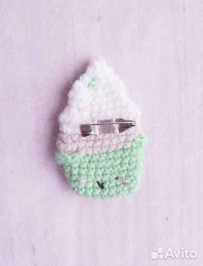 Вязаная брошка 