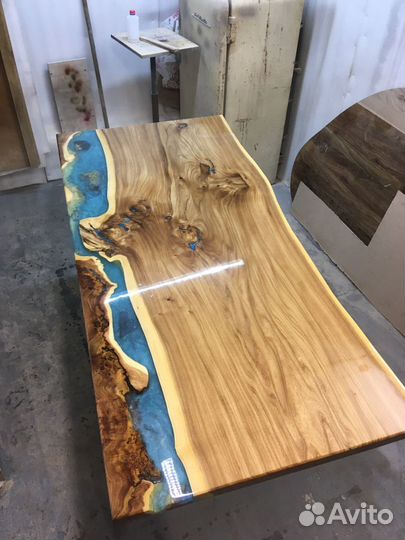Стол река из эпоксидной смолы