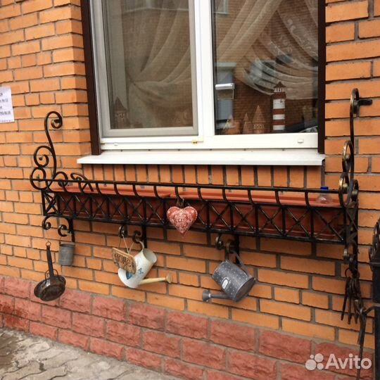 Подоконная цветочница кованая