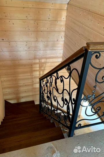 Лестница на металлокаркасе закрытого типа