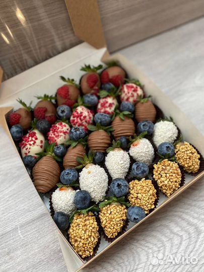 Набор клубники в шоколаде с голубикой (25 шт )