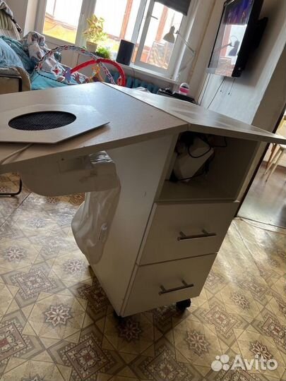 Столик для маникюра