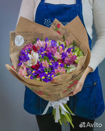 Букет из 20 ирисов и 15 альстромерий микс, цветы д