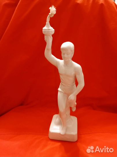 Фарфоровая статуэтка времен СССР Факелоносец