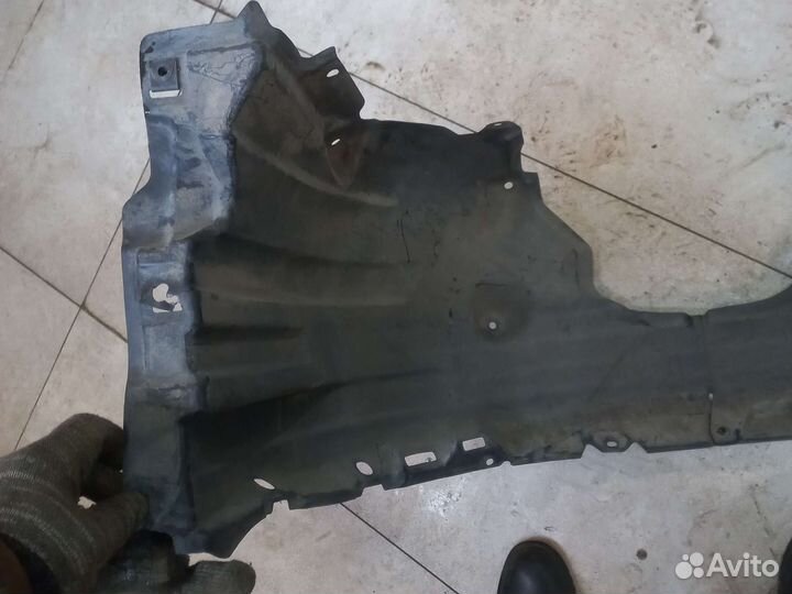 Подкрылок передний правый Toyota Camry 70