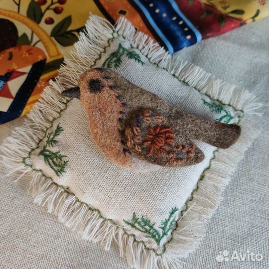 Брошь птичка из шерсти