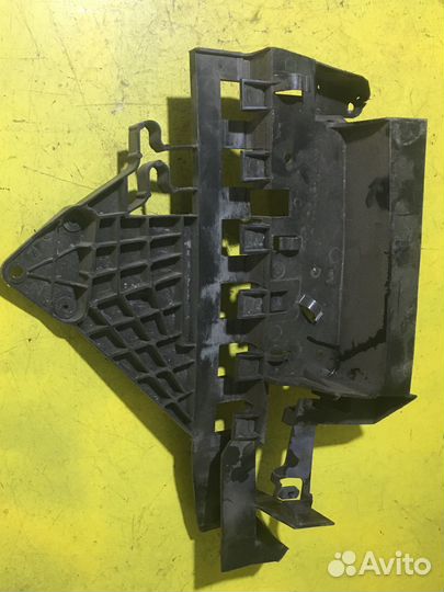 Фиксатор замка двери правой Ford Focus 2