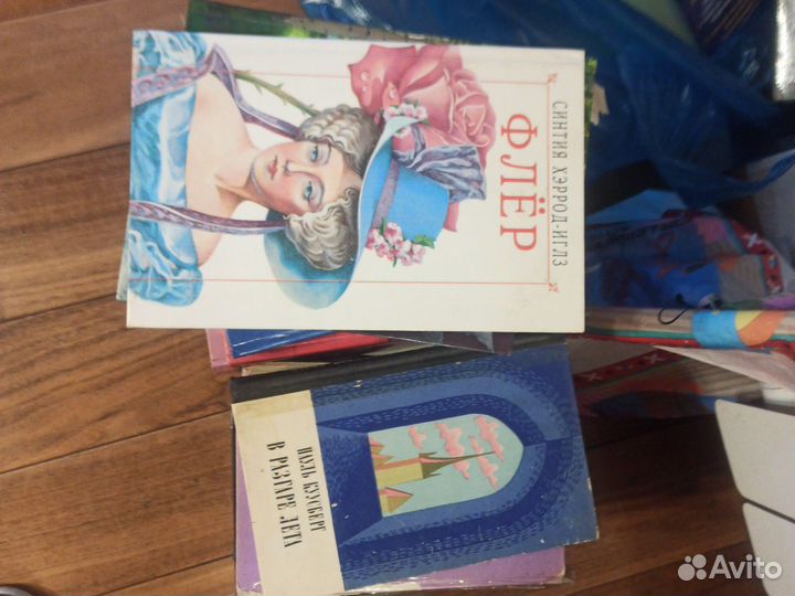 Книги романы много