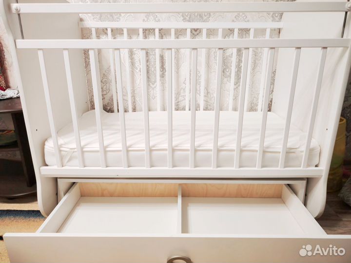 Детская кроватка с маятником и ящиком