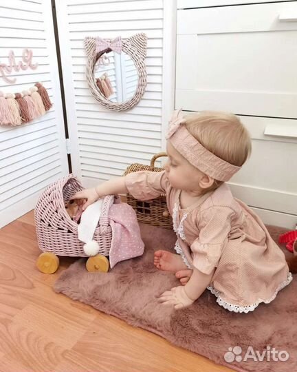 Коляска плетеная+в подарок постелька и вязаное имя