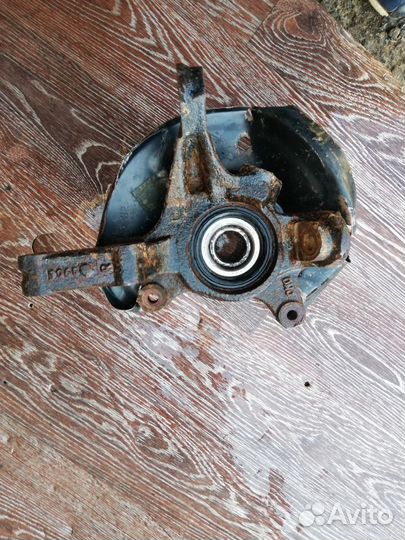 Кулак передний правый Nissan Almera N15 1995-2000