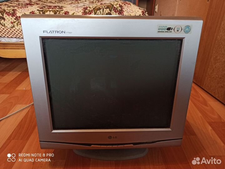 Монитор LG F700P