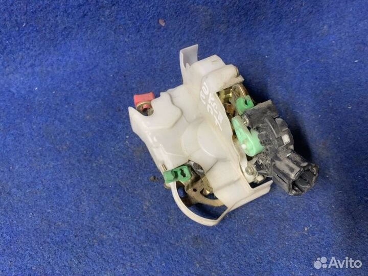 Замок боковой двери задний левый Nissan Expert