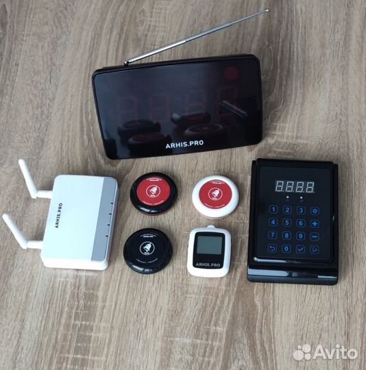 Система вызова: кнопка вызова официанта и табло