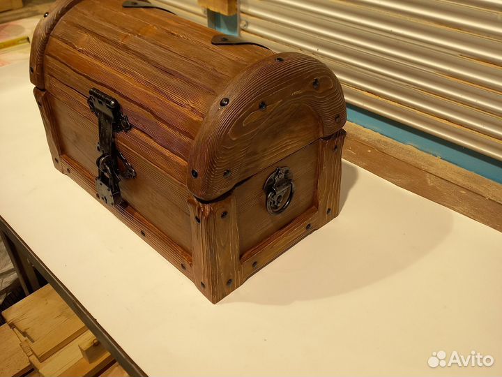 Сундук деревянный