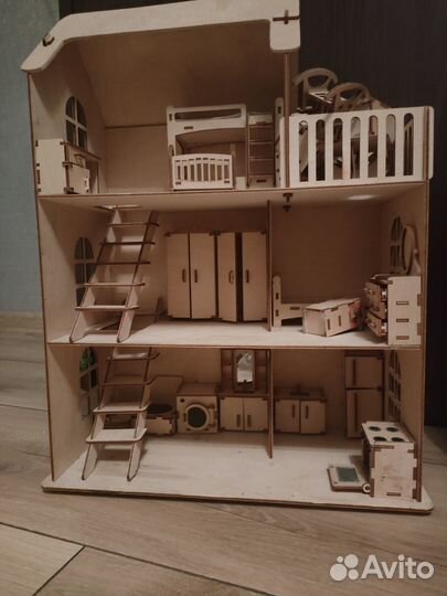 Деревянный кукольный домик с мебелью
