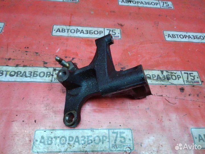 Кронштейн опоры двигателя Nissan Ad WFY11 QG15DE