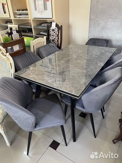 Стол и стулья