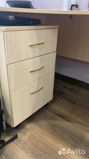 Угловой письменный стол с полками + тумба на колёс